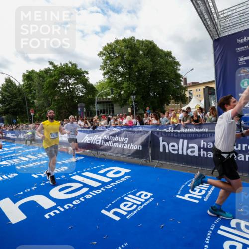 29.06.2025 - hella hamburg halbmarathon Zöllner http://msf.ph/oto/8424082 29.06.2025 10:33:35 Ziel 1053, 4602, 8312, 15326, 16931, 18731, 18854 meine-sportfotos.de