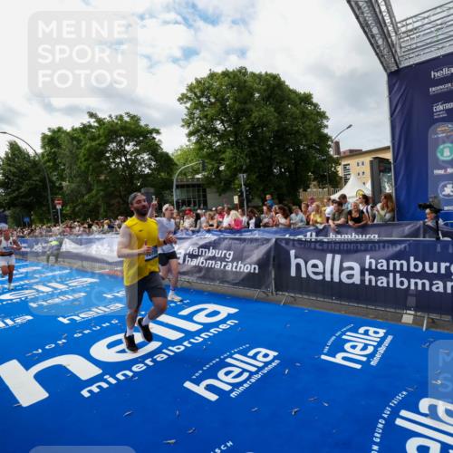 29.06.2025 - hella hamburg halbmarathon Zöllner http://msf.ph/oto/8424092 29.06.2025 10:33:35 Ziel 1053, 4602, 8312, 15326, 16931, 18731, 18854 meine-sportfotos.de