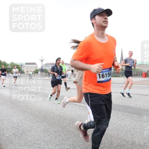 29.06.2025 - hella hamburg halbmarathon Lena Gebhardt http://msf.ph/oto/8424124 29.06.2025 10:53:16 Lombardsbrücke 7483, 7681, 16156, 083, 1340, 1709, 1900, 1906, 1984, 2065, 2146, 2291, 2409, 2701, 2988, 3226, 3787, 4195, 4595, 4626, 4729, 5428, 5562, 5815, 6041, 6044, 6135, 6521, 7068, 7483, 7611, 7681, 7737, 7876, 8189, 8212, 8414, 8515, 8906, 9456, 9545, 9685, 9764, 9785, 10043, 10055, 10175, 10417, 10490, 10568, 10661, 10981, 11520, 11524, 11919, 12127, 12128, 12193, 12219, 12700, 13489, 13916, 13917, 14009, 14038, 14765, 14807, 14977, 14979, 16137 meine-sportfotos.de