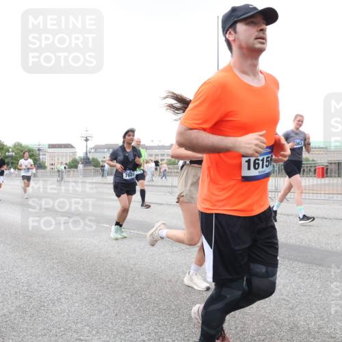 29.06.2025 - hella hamburg halbmarathon Lena Gebhardt http://msf.ph/oto/8424134 29.06.2025 10:53:16 Lombardsbrücke 7483, 7681, 1615, 083, 1340, 1709, 1900, 1906, 1984, 2065, 2146, 2291, 2409, 2701, 2988, 3226, 3787, 4195, 4595, 4626, 4729, 5428, 5562, 5815, 6041, 6044, 6135, 6521, 7068, 7483, 7611, 7681, 7737, 7876, 8189, 8212, 8414, 8515, 8906, 9456, 9545, 9685, 9764, 9785, 10043, 10055, 10175, 10417, 10490, 10568, 10661, 10981, 11520, 11524, 11919, 12127, 12128, 12193, 12219, 12700, 13489, 13916, 13917, 14009, 14038, 14765, 14807, 14977, 14979, 16137 meine-sportfotos.de