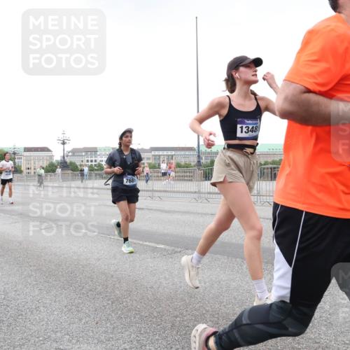 29.06.2025 - hella hamburg halbmarathon Lena Gebhardt http://msf.ph/oto/8424146 29.06.2025 10:53:16 Lombardsbrücke 183, 7681, 1348, 161, 1340, 1709, 1900, 1906, 1984, 2065, 2146, 2291, 2409, 2701, 2988, 3226, 3787, 4195, 4595, 4626, 4729, 5428, 5562, 5815, 6041, 6044, 6135, 6521, 7068, 7483, 7611, 7681, 7737, 7876, 8189, 8212, 8414, 8515, 8906, 9456, 9545, 9685, 9764, 9785, 10043, 10055, 10175, 10417, 10490, 10568, 10661, 10981, 11520, 11524, 11919, 12127, 12128, 12193, 12219, 12700, 13489, 13916, 13917, 14009, 14038, 14765, 14807, 14977, 14979, 16137 meine-sportfotos.de