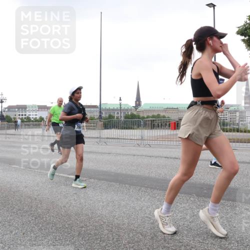 29.06.2025 - hella hamburg halbmarathon Lena Gebhardt http://msf.ph/oto/8424174 29.06.2025 10:53:16 Lombardsbrücke 1340, 1709, 1900, 1906, 1984, 2065, 2146, 2291, 2409, 2701, 2988, 3226, 3787, 4195, 4595, 4626, 4729, 5428, 5562, 5815, 6041, 6044, 6135, 6521, 7068, 7483, 7611, 7681, 7737, 7876, 8189, 8212, 8414, 8515, 8906, 9456, 9545, 9685, 9764, 9785, 10043, 10055, 10175, 10417, 10490, 10568, 10661, 10981, 11520, 11524, 11919, 12127, 12128, 12193, 12219, 12700, 13489, 13916, 13917, 14009, 14038, 14765, 14807, 14977, 14979, 16137 meine-sportfotos.de