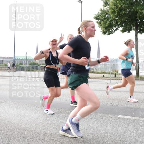 29.06.2025 - hella hamburg halbmarathon Lena Gebhardt http://msf.ph/oto/8424181 29.06.2025 10:28:25 Lombardsbrücke 3445, 3445, 4700, 5369, 5604, 5718, 5847, 5903, 5939, 6102, 6418, 6632, 7497, 7667, 7980, 8215, 8327, 8560, 9642, 9653, 9654, 9716, 9855, 10434, 11692, 11739, 12780, 12842, 13045, 13296, 13400, 13568, 13678, 14017, 14155, 15123, 15608, 16125, 18256, 18293, 18604, 19180 meine-sportfotos.de