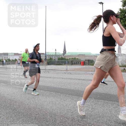 29.06.2025 - hella hamburg halbmarathon Lena Gebhardt http://msf.ph/oto/8424188 29.06.2025 10:53:16 Lombardsbrücke 7681, 1340, 1709, 1900, 1906, 1984, 2065, 2146, 2291, 2409, 2701, 2988, 3226, 3787, 4195, 4595, 4626, 4729, 5428, 5562, 5815, 6041, 6044, 6135, 6521, 7068, 7483, 7611, 7681, 7737, 7876, 8189, 8212, 8414, 8515, 8906, 9456, 9545, 9685, 9764, 9785, 10043, 10055, 10175, 10417, 10490, 10568, 10661, 10981, 11520, 11524, 11919, 12127, 12128, 12193, 12219, 12700, 13489, 13916, 13917, 14009, 14038, 14765, 14807, 14977, 14979, 16137 meine-sportfotos.de