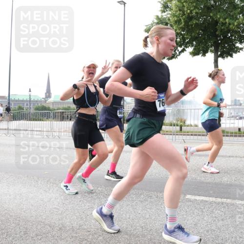 29.06.2025 - hella hamburg halbmarathon Lena Gebhardt http://msf.ph/oto/8424199 29.06.2025 10:28:25 Lombardsbrücke 344, 96, 76, 3445, 4700, 5369, 5604, 5718, 5847, 5903, 5939, 6102, 6418, 6632, 7497, 7667, 7980, 8215, 8327, 8560, 9642, 9653, 9654, 9716, 9855, 10434, 11692, 11739, 12780, 12842, 13045, 13296, 13400, 13568, 13678, 14017, 14155, 15123, 15608, 16125, 18256, 18293, 18604, 19180 meine-sportfotos.de