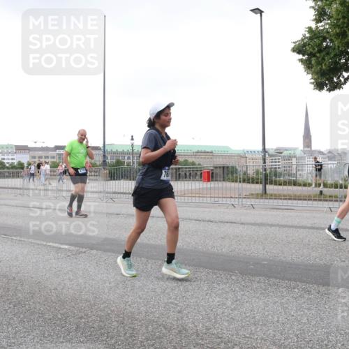 29.06.2025 - hella hamburg halbmarathon Lena Gebhardt http://msf.ph/oto/8424201 29.06.2025 10:53:17 Lombardsbrücke 1340, 1709, 1900, 1906, 1984, 2065, 2146, 2291, 2409, 2429, 2701, 2988, 3226, 3787, 4195, 4595, 4626, 4729, 5428, 5562, 5815, 6041, 6044, 6135, 6521, 7068, 7483, 7611, 7681, 7737, 7876, 8189, 8212, 8414, 8515, 8906, 9077, 9456, 9545, 9685, 9764, 9785, 10043, 10055, 10175, 10417, 10490, 10568, 10661, 10981, 11520, 11524, 11919, 12127, 12128, 12193, 12219, 12700, 13489, 13916, 13917, 14038, 14765, 14807, 14977, 14979, 16137 meine-sportfotos.de
