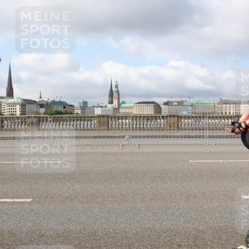 29.06.2025 - hella hamburg halbmarathon Lena Gebhardt http://msf.ph/oto/8424207 29.06.2025 08:58:14 Lombardsbrücke  meine-sportfotos.de