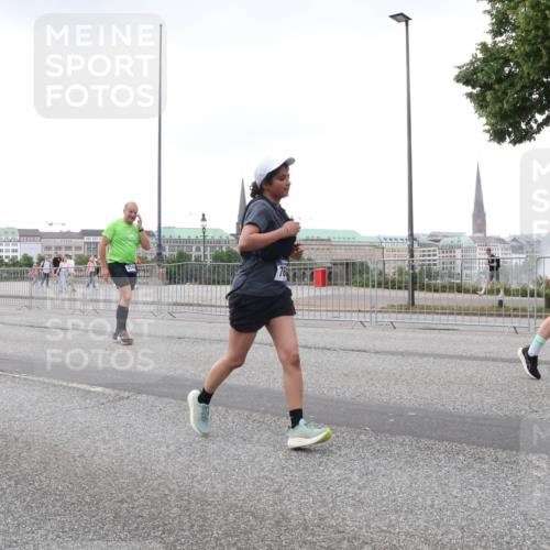29.06.2025 - hella hamburg halbmarathon Lena Gebhardt http://msf.ph/oto/8424215 29.06.2025 10:53:17 Lombardsbrücke 1340, 1709, 1900, 1906, 1984, 2065, 2146, 2291, 2409, 2429, 2701, 2988, 3226, 3787, 4195, 4595, 4626, 4729, 5428, 5562, 5815, 6041, 6044, 6135, 6521, 7068, 7483, 7611, 7681, 7737, 7876, 8189, 8212, 8414, 8515, 8906, 9077, 9456, 9545, 9685, 9764, 9785, 10043, 10055, 10175, 10417, 10490, 10568, 10661, 10981, 11520, 11524, 11919, 12127, 12128, 12193, 12219, 12700, 13489, 13916, 13917, 14038, 14765, 14807, 14977, 14979, 16137 meine-sportfotos.de