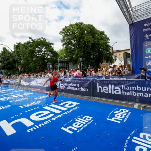 29.06.2025 - hella hamburg halbmarathon Zöllner http://msf.ph/oto/8424225 29.06.2025 10:33:40 Ziel 1053, 1396, 2836, 8312, 12595, 14975, 17191, 18854 meine-sportfotos.de