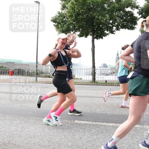 29.06.2025 - hella hamburg halbmarathon Lena Gebhardt http://msf.ph/oto/8424236 29.06.2025 10:28:25 Lombardsbrücke 3445, 4700, 5369, 5604, 5718, 5847, 5903, 5939, 6102, 6418, 6632, 7497, 7667, 7980, 8215, 8327, 8560, 9642, 9653, 9654, 9716, 9855, 10434, 11692, 11739, 12780, 12842, 13045, 13296, 13400, 13568, 13678, 14017, 14155, 15123, 15608, 16125, 18256, 18293, 18604, 19180 meine-sportfotos.de