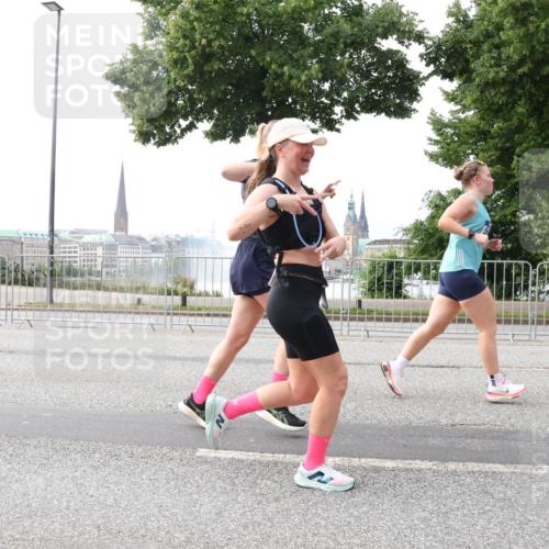 29.06.2025 - hella hamburg halbmarathon Lena Gebhardt http://msf.ph/oto/8424252 29.06.2025 10:28:26 Lombardsbrücke 3445, 4700, 5369, 5604, 5718, 5847, 5903, 5939, 6102, 6418, 6632, 7497, 7667, 7980, 8215, 8327, 8560, 9642, 9653, 9654, 9716, 9855, 10434, 11692, 11739, 12780, 12842, 13045, 13296, 13400, 13568, 13678, 14017, 14155, 15123, 15256, 15608, 16125, 16643, 18256, 18293, 18604, 19180 meine-sportfotos.de