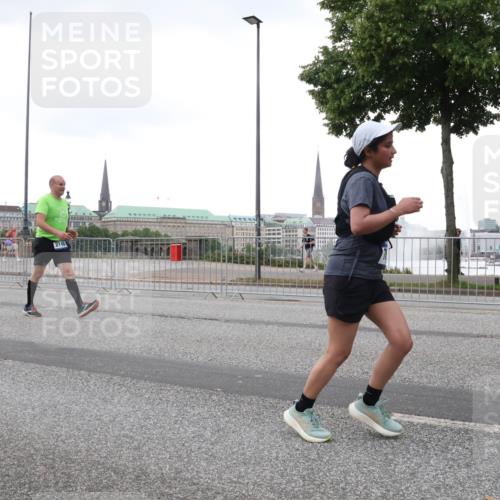 29.06.2025 - hella hamburg halbmarathon Lena Gebhardt http://msf.ph/oto/8424259 29.06.2025 10:53:17 Lombardsbrücke 2146, 1340, 1709, 1900, 1906, 1984, 2065, 2146, 2291, 2409, 2429, 2701, 2988, 3226, 3787, 4195, 4595, 4626, 4729, 5428, 5562, 5815, 6041, 6044, 6135, 6521, 7068, 7483, 7611, 7681, 7737, 7876, 8189, 8212, 8414, 8515, 8906, 9077, 9456, 9545, 9685, 9764, 9785, 10043, 10055, 10175, 10417, 10490, 10568, 10661, 10981, 11520, 11524, 11919, 12127, 12128, 12193, 12219, 12700, 13489, 13916, 13917, 14038, 14765, 14807, 14977, 14979, 16137 meine-sportfotos.de