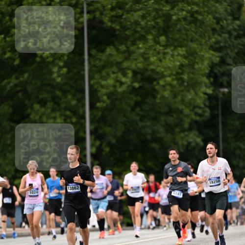 29.06.2025 - hella hamburg halbmarathon Dr. Thomas Lammeyer http://msf.ph/oto/8424260 29.06.2025 10:49:22 Kennedybrücke 1024, 1273, 1685, 1713, 1798, 3238, 3506, 4388, 6002, 6841, 6888, 6922, 7216, 7541, 8605, 8745, 8907, 9084, 9085, 10223, 10668 meine-sportfotos.de
