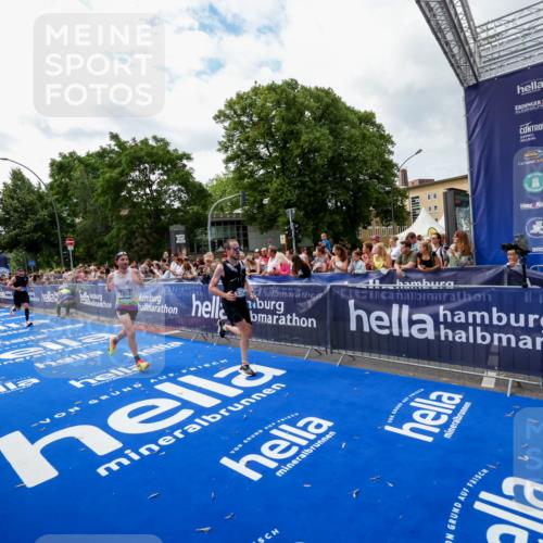 29.06.2025 - hella hamburg halbmarathon Zöllner http://msf.ph/oto/8424265 29.06.2025 10:33:42 Ziel 1053, 1396, 2836, 8312, 12595, 14975, 16755, 17191 meine-sportfotos.de