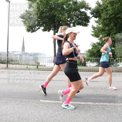 29.06.2025 - hella hamburg halbmarathon Lena Gebhardt http://msf.ph/oto/8424267 29.06.2025 10:28:26 Lombardsbrücke 100, 3445, 4700, 5369, 5604, 5718, 5847, 5903, 5939, 6102, 6418, 6632, 7497, 7667, 7980, 8215, 8327, 8560, 9642, 9653, 9654, 9716, 9855, 10434, 11692, 11739, 12780, 12842, 13045, 13296, 13400, 13568, 13678, 14017, 14155, 15123, 15256, 15608, 16125, 16643, 18256, 18293, 18604, 19180 meine-sportfotos.de