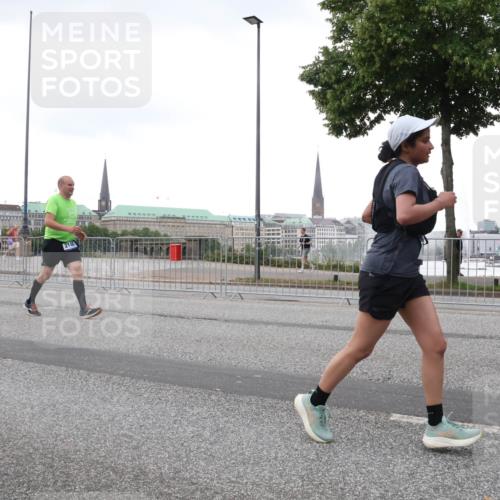 29.06.2025 - hella hamburg halbmarathon Lena Gebhardt http://msf.ph/oto/8424277 29.06.2025 10:53:17 Lombardsbrücke 2146, 1340, 1709, 1900, 1906, 1984, 2065, 2146, 2291, 2409, 2429, 2701, 2988, 3226, 3787, 4195, 4595, 4626, 4729, 5428, 5562, 5815, 6041, 6044, 6135, 6521, 7068, 7483, 7611, 7681, 7737, 7876, 8189, 8212, 8414, 8515, 8906, 9077, 9456, 9545, 9685, 9764, 9785, 10043, 10055, 10175, 10417, 10490, 10568, 10661, 10981, 11520, 11524, 11919, 12127, 12128, 12193, 12219, 12700, 13489, 13916, 13917, 14038, 14765, 14807, 14977, 14979, 16137 meine-sportfotos.de