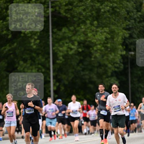 29.06.2025 - hella hamburg halbmarathon Dr. Thomas Lammeyer http://msf.ph/oto/8424284 29.06.2025 10:49:23 Kennedybrücke 1024, 1273, 1685, 1713, 1798, 3238, 3506, 4337, 4388, 6002, 6841, 6888, 6922, 7216, 7541, 8605, 8745, 8907, 9084, 9085, 10223, 10668 meine-sportfotos.de