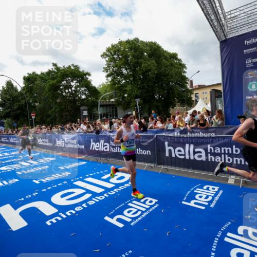 29.06.2025 - hella hamburg halbmarathon Zöllner http://msf.ph/oto/8424285 29.06.2025 10:33:43 Ziel 1053, 1396, 2836, 8312, 12595, 14975, 16755, 17191 meine-sportfotos.de