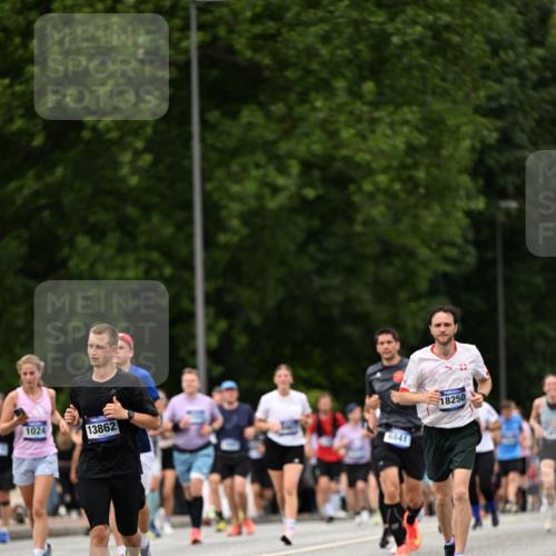 29.06.2025 - hella hamburg halbmarathon Dr. Thomas Lammeyer http://msf.ph/oto/8424289 29.06.2025 10:49:23 Kennedybrücke 1024, 1273, 1685, 1713, 1798, 3238, 3506, 4337, 4388, 6002, 6841, 6888, 6922, 7216, 7541, 8605, 8745, 8907, 9084, 9085, 10223, 10668 meine-sportfotos.de