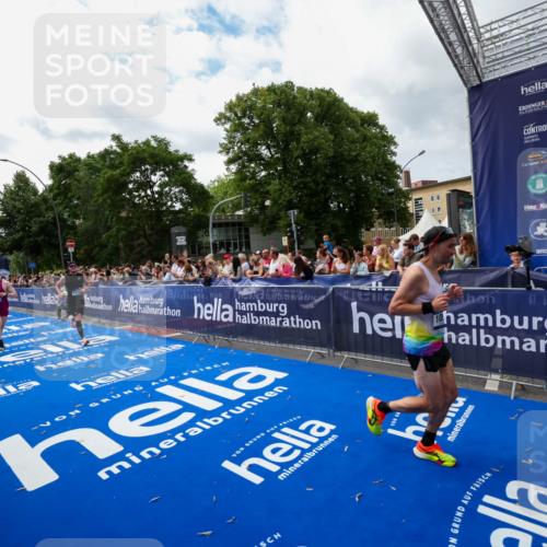 29.06.2025 - hella hamburg halbmarathon Zöllner http://msf.ph/oto/8424293 29.06.2025 10:33:43 Ziel 1053, 1396, 2836, 8312, 12595, 14975, 16755, 17191 meine-sportfotos.de