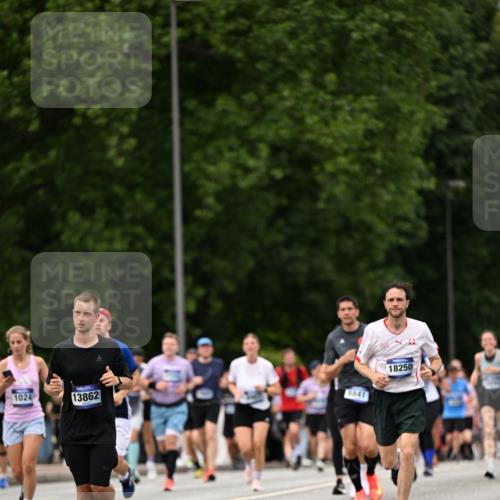 29.06.2025 - hella hamburg halbmarathon Dr. Thomas Lammeyer http://msf.ph/oto/8424294 29.06.2025 10:49:23 Kennedybrücke 1024, 1273, 1685, 1713, 1798, 3238, 3506, 4337, 4388, 6002, 6841, 6888, 6922, 7216, 7541, 8605, 8745, 8907, 9084, 9085, 10223, 10668 meine-sportfotos.de