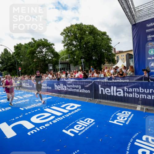 29.06.2025 - hella hamburg halbmarathon Zöllner http://msf.ph/oto/8424314 29.06.2025 10:33:44 Ziel 1053, 1396, 2836, 4246, 5193, 12595, 14975, 16755, 17191 meine-sportfotos.de