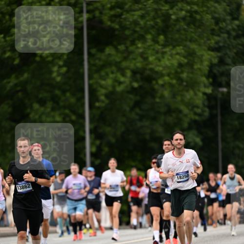 29.06.2025 - hella hamburg halbmarathon Dr. Thomas Lammeyer http://msf.ph/oto/8424315 29.06.2025 10:49:24 Kennedybrücke 1024, 1273, 1685, 1713, 1798, 3238, 3506, 4337, 4388, 6002, 6841, 6888, 6922, 7216, 7541, 8605, 8745, 8907, 9084, 9085, 10223, 10668 meine-sportfotos.de