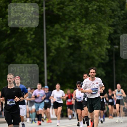29.06.2025 - hella hamburg halbmarathon Dr. Thomas Lammeyer http://msf.ph/oto/8424320 29.06.2025 10:49:24 Kennedybrücke 1024, 1273, 1685, 1713, 1798, 3238, 3506, 4337, 4388, 6002, 6841, 6888, 6922, 7216, 7541, 8605, 8745, 8907, 9084, 9085, 10223, 10668 meine-sportfotos.de