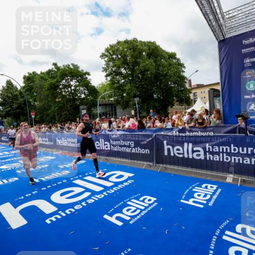29.06.2025 - hella hamburg halbmarathon Zöllner http://msf.ph/oto/8424321 29.06.2025 10:33:44 Ziel 1053, 1396, 2836, 4246, 5193, 12595, 14975, 16755, 17191 meine-sportfotos.de