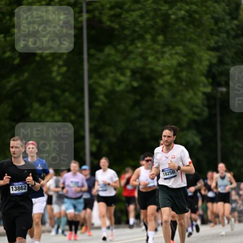 29.06.2025 - hella hamburg halbmarathon Dr. Thomas Lammeyer http://msf.ph/oto/8424328 29.06.2025 10:49:24 Kennedybrücke 1024, 1273, 1685, 1713, 1798, 3238, 3506, 4337, 4388, 6002, 6841, 6888, 6922, 7216, 7541, 8605, 8745, 8907, 9084, 9085, 10223, 10668 meine-sportfotos.de