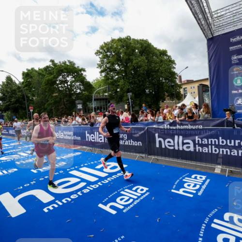 29.06.2025 - hella hamburg halbmarathon Zöllner http://msf.ph/oto/8424331 29.06.2025 10:33:45 Ziel 1396, 2746, 2836, 4246, 5193, 12595, 14975, 16755, 17191 meine-sportfotos.de