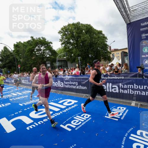 29.06.2025 - hella hamburg halbmarathon Zöllner http://msf.ph/oto/8424338 29.06.2025 10:33:45 Ziel 1396, 2746, 2836, 4246, 5193, 12595, 14975, 16755, 17191 meine-sportfotos.de