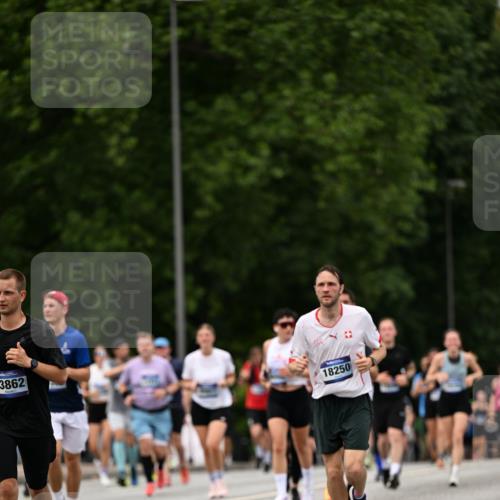29.06.2025 - hella hamburg halbmarathon Dr. Thomas Lammeyer http://msf.ph/oto/8424339 29.06.2025 10:49:24 Kennedybrücke 1024, 1273, 1685, 1713, 1798, 3238, 3506, 4337, 4388, 6002, 6841, 6888, 6922, 7216, 7541, 8605, 8745, 8907, 9084, 9085, 10223, 10668 meine-sportfotos.de