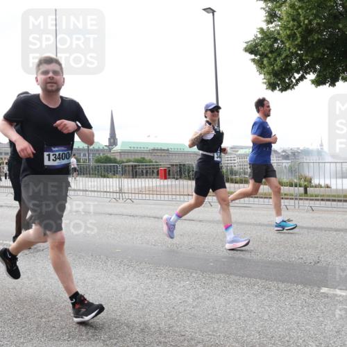 29.06.2025 - hella hamburg halbmarathon Lena Gebhardt http://msf.ph/oto/8424340 29.06.2025 10:28:27 Lombardsbrücke 13400, 34, 3445, 4700, 5369, 5604, 5718, 5847, 5903, 5939, 6102, 6418, 6632, 7667, 7980, 8215, 8327, 8560, 9642, 9653, 9654, 9716, 9855, 10434, 11692, 11739, 12780, 12842, 13045, 13296, 13400, 13568, 13678, 14017, 14155, 15123, 15256, 15608, 16125, 16643, 18256, 18293, 18604, 19180 meine-sportfotos.de