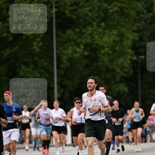 29.06.2025 - hella hamburg halbmarathon Dr. Thomas Lammeyer http://msf.ph/oto/8424345 29.06.2025 10:49:25 Kennedybrücke 1024, 1273, 1685, 1713, 1798, 3238, 3570, 4275, 4337, 4388, 6002, 6841, 6888, 6922, 7216, 7541, 8605, 8745, 8907, 9084, 9085, 10223, 10668 meine-sportfotos.de