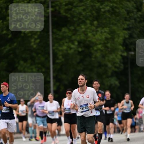 29.06.2025 - hella hamburg halbmarathon Dr. Thomas Lammeyer http://msf.ph/oto/8424349 29.06.2025 10:49:25 Kennedybrücke 1024, 1273, 1685, 1713, 1798, 3238, 3570, 4275, 4337, 4388, 6002, 6841, 6888, 6922, 7216, 7541, 8605, 8745, 8907, 9084, 9085, 10223, 10668 meine-sportfotos.de