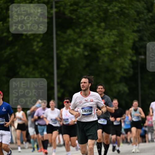 29.06.2025 - hella hamburg halbmarathon Dr. Thomas Lammeyer http://msf.ph/oto/8424360 29.06.2025 10:49:25 Kennedybrücke 1024, 1273, 1685, 1713, 1798, 3238, 3570, 4275, 4337, 4388, 6002, 6841, 6888, 6922, 7216, 7541, 8605, 8745, 8907, 9084, 9085, 10223, 10668 meine-sportfotos.de