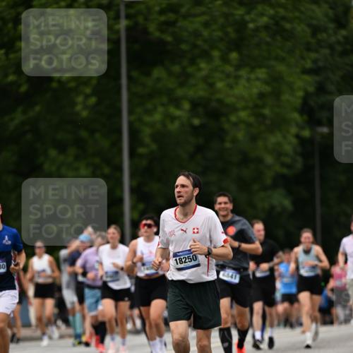 29.06.2025 - hella hamburg halbmarathon Dr. Thomas Lammeyer http://msf.ph/oto/8424364 29.06.2025 10:49:25 Kennedybrücke 1024, 1273, 1685, 1713, 1798, 3238, 3570, 4275, 4337, 4388, 6002, 6841, 6888, 6922, 7216, 7541, 8605, 8745, 8907, 9084, 9085, 10223, 10668 meine-sportfotos.de