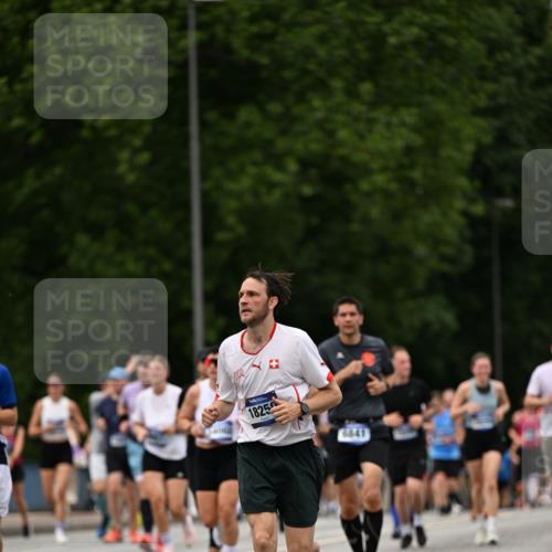 29.06.2025 - hella hamburg halbmarathon Dr. Thomas Lammeyer http://msf.ph/oto/8424374 29.06.2025 10:49:26 Kennedybrücke 1024, 1273, 1685, 1713, 1798, 3238, 3570, 4275, 4337, 4388, 5949, 6002, 6841, 6888, 6922, 7216, 7541, 8605, 8745, 8907, 9084, 9085, 10223, 10668 meine-sportfotos.de