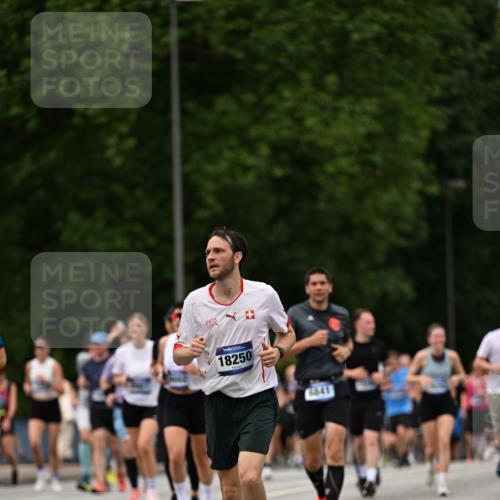 29.06.2025 - hella hamburg halbmarathon Dr. Thomas Lammeyer http://msf.ph/oto/8424376 29.06.2025 10:49:26 Kennedybrücke 1024, 1273, 1685, 1713, 1798, 3238, 3570, 4275, 4337, 4388, 5949, 6002, 6841, 6888, 6922, 7216, 7541, 8605, 8745, 8907, 9084, 9085, 10223, 10668 meine-sportfotos.de