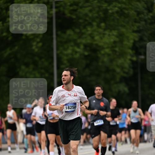 29.06.2025 - hella hamburg halbmarathon Dr. Thomas Lammeyer http://msf.ph/oto/8424381 29.06.2025 10:49:26 Kennedybrücke 1024, 1273, 1685, 1713, 1798, 3238, 3570, 4275, 4337, 4388, 5949, 6002, 6841, 6888, 6922, 7216, 7541, 8605, 8745, 8907, 9084, 9085, 10223, 10668 meine-sportfotos.de