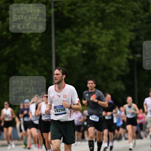 29.06.2025 - hella hamburg halbmarathon Dr. Thomas Lammeyer http://msf.ph/oto/8424386 29.06.2025 10:49:26 Kennedybrücke 1024, 1273, 1685, 1713, 1798, 3238, 3570, 4275, 4337, 4388, 5949, 6002, 6841, 6888, 6922, 7216, 7541, 8605, 8745, 8907, 9084, 9085, 10223, 10668 meine-sportfotos.de