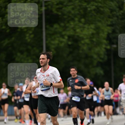 29.06.2025 - hella hamburg halbmarathon Dr. Thomas Lammeyer http://msf.ph/oto/8424393 29.06.2025 10:49:26 Kennedybrücke 1024, 1273, 1685, 1713, 1798, 3238, 3570, 4275, 4337, 4388, 5949, 6002, 6841, 6888, 6922, 7216, 7541, 8605, 8745, 8907, 9084, 9085, 10223, 10668 meine-sportfotos.de