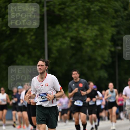 29.06.2025 - hella hamburg halbmarathon Dr. Thomas Lammeyer http://msf.ph/oto/8424398 29.06.2025 10:49:26 Kennedybrücke 1024, 1273, 1685, 1713, 1798, 3238, 3570, 4275, 4337, 4388, 5949, 6002, 6841, 6888, 6922, 7216, 7541, 8605, 8745, 8907, 9084, 9085, 10223, 10668 meine-sportfotos.de