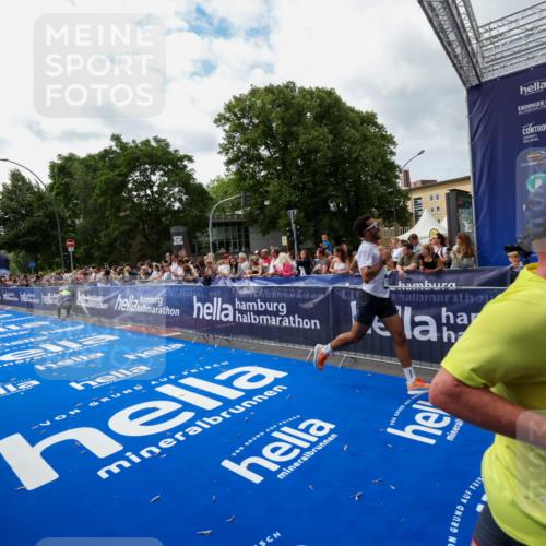 29.06.2025 - hella hamburg halbmarathon Zöllner http://msf.ph/oto/8424401 29.06.2025 10:33:47 Ziel 1396, 1743, 2228, 2243, 2746, 4246, 5193, 12595, 13771, 14310, 14466, 16755 meine-sportfotos.de
