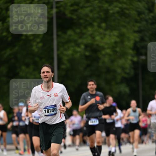 29.06.2025 - hella hamburg halbmarathon Dr. Thomas Lammeyer http://msf.ph/oto/8424403 29.06.2025 10:49:26 Kennedybrücke 1024, 1273, 1685, 1713, 1798, 3238, 3570, 4275, 4337, 4388, 5949, 6002, 6841, 6888, 6922, 7216, 7541, 8605, 8745, 8907, 9084, 9085, 10223, 10668 meine-sportfotos.de