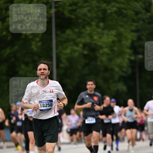 29.06.2025 - hella hamburg halbmarathon Dr. Thomas Lammeyer http://msf.ph/oto/8424408 29.06.2025 10:49:27 Kennedybrücke 1024, 1273, 1685, 1713, 1798, 3238, 3570, 4275, 4337, 4388, 5949, 6002, 6841, 6888, 7216, 7541, 8605, 8745, 8907, 9084, 9085, 10223, 10668 meine-sportfotos.de