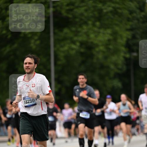 29.06.2025 - hella hamburg halbmarathon Dr. Thomas Lammeyer http://msf.ph/oto/8424415 29.06.2025 10:49:27 Kennedybrücke 1024, 1273, 1685, 1713, 1798, 3238, 3570, 4275, 4337, 4388, 5949, 6002, 6841, 6888, 7216, 7541, 8605, 8745, 8907, 9084, 9085, 10223, 10668 meine-sportfotos.de
