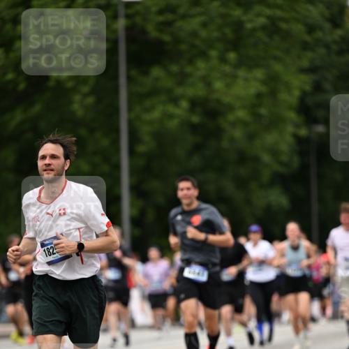 29.06.2025 - hella hamburg halbmarathon Dr. Thomas Lammeyer http://msf.ph/oto/8424419 29.06.2025 10:49:27 Kennedybrücke 1024, 1273, 1685, 1713, 1798, 3238, 3570, 4275, 4337, 4388, 5949, 6002, 6841, 6888, 7216, 7541, 8605, 8745, 8907, 9084, 9085, 10223, 10668 meine-sportfotos.de