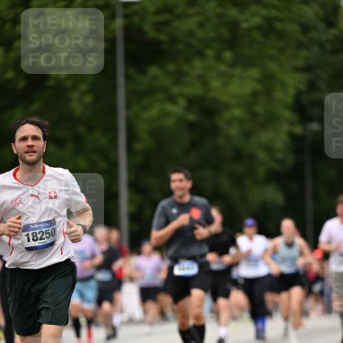 29.06.2025 - hella hamburg halbmarathon Dr. Thomas Lammeyer http://msf.ph/oto/8424426 29.06.2025 10:49:27 Kennedybrücke 1024, 1273, 1685, 1713, 1798, 3238, 3570, 4275, 4337, 4388, 5949, 6002, 6841, 6888, 7216, 7541, 8605, 8745, 8907, 9084, 9085, 10223, 10668 meine-sportfotos.de
